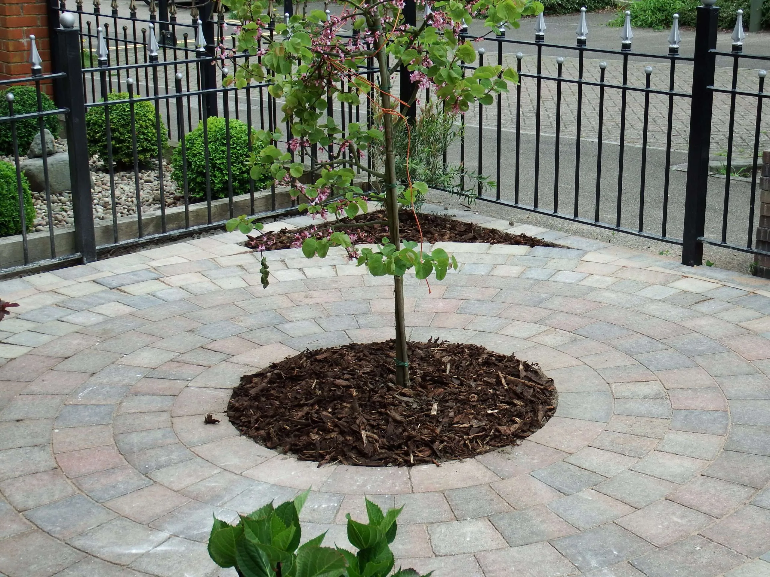 block-paving Marshalls Tegula Circle Kit with space for Planting